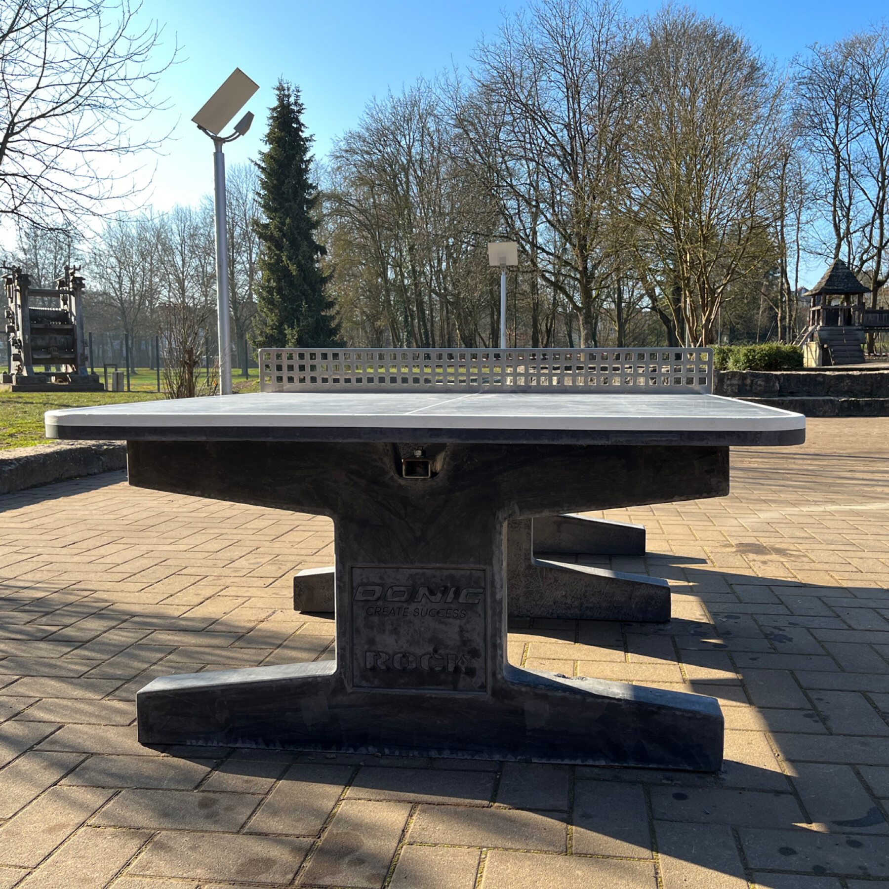 Table tennis table with rounded corners and net Donic Betontisch Rock